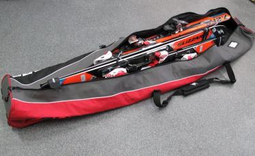 Ski in Skisack verpacken
